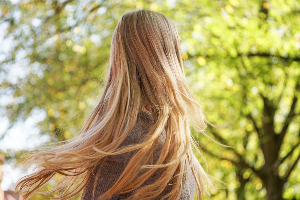 Femme avec des cheveux sans volume